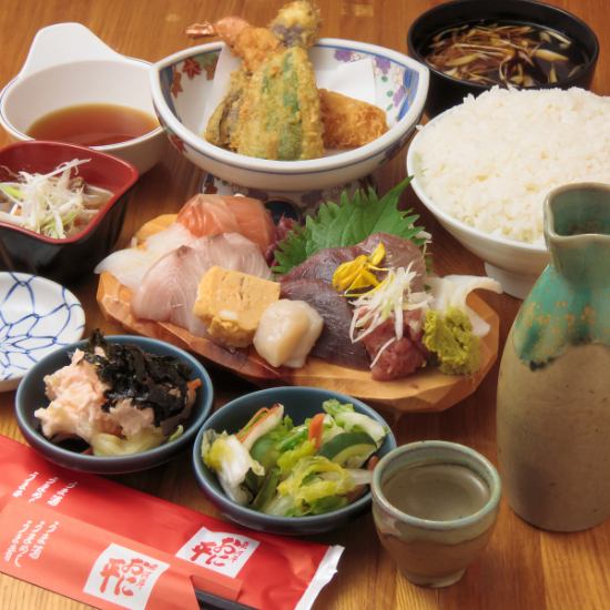 You can enjoy special sake and fish that are particular about the production area.