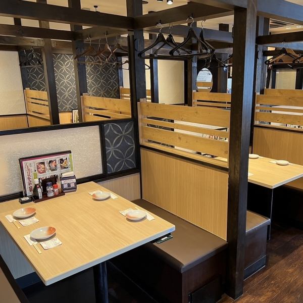 Box seats with a sense of openness are perfect for meals with friends or company banquets.