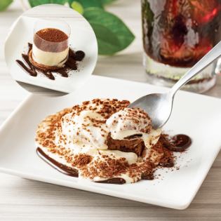 Tiramisu-style mini cakes with overflowing sauce / Classic chocolate and vanilla crepes