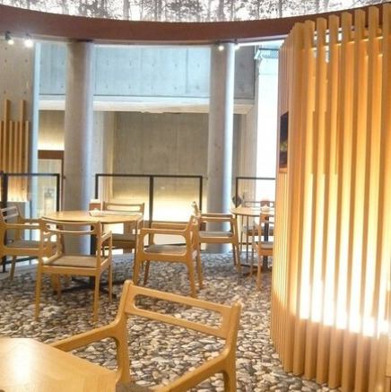 女子会や特別な会食に適した広々エリアをご用意しています。天井が高く、開放感あふれるデザインは都会の喧噪を忘れさせ、ゆっくり流れる時間を満喫できる居場所に◎周囲と程よい距離感を保つ配置で、プライバシーも大切にする設計です。エルメスのお皿に彩られたコースを囲み、洗練されたひとときをお過ごしください!