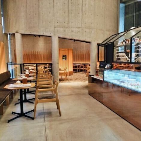 おひとり様や少人数にぴったりの席も充実しています。本を片手に静かに過ごせるカウンター席や、友人と語り合えるテーブル席など、居心地よく設計された環境♪木の温もりとモダンなデザインが融合した空間で、特別なティータイムをゆったり堪能ください!