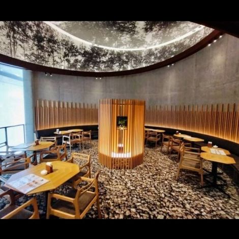 STONE Cafeは駅近の好立地にあり、アクセスの良さも魅力です。店内にはKYNEさんの絵画が飾られ、アートとスイーツを一度に楽しめるモダンな演出もポイント♪こだわった装飾や心地よい照明が、リラックスした時間を約束します。非日常のひとときをお過ごしください★