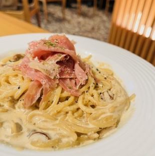 生ハムとポルチーニ茸のきのこクリームパスタ