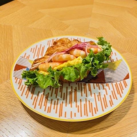 クロワッサンサンド（えびチリ卵）