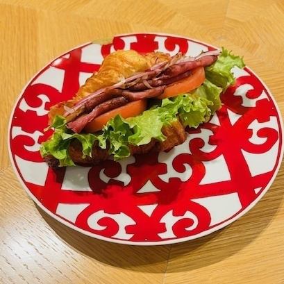 クロワッサンサンド（ローストビーフ）