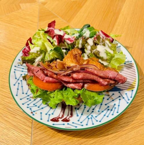 クロワッサンサンド（ローストビーフ）
