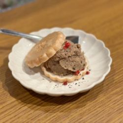 Truffle-flavoured chicken liver pate