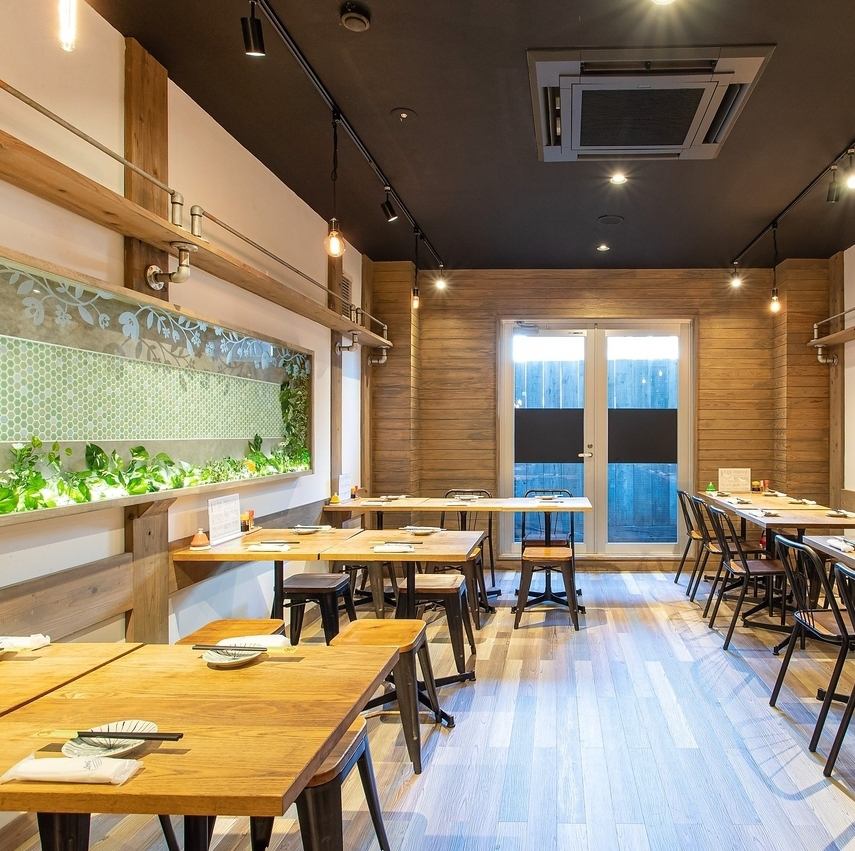 ``Hachi Namiki Sakaba'' boasts a modern Japanese and stylish atmosphere.