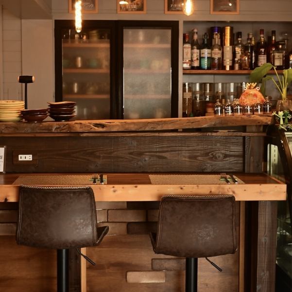 一人でも二人でも心地よく過ごせる、落ち着いた雰囲気のカウンター席をご用意しています。ほどよい距離感と温かな灯りに包まれ、静かに食事を楽しみたい時にも、ゆっくり語り合いたい時にもぴったり。自分だけの時間も、大切な人との時間も心穏やかに過ごせる特等席です。