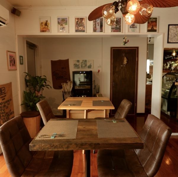 こじんまりとした落ち着く店内で、ゆったりと食事を楽しめるテーブル席をご用意しています。温かな雰囲気に包まれ、会話を楽しみたい時にも、静かに過ごしたい時にも心地よい空間です。大切な時間をゆっくり味わえる特別な席です。