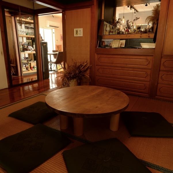 お子様連れでも安心して過ごせる、ゆったりとした座敷をご用意しています。周りを気にせず食事や会話を楽しめる落ち着いた空間で、小さなお子様と一緒に家族の大切な時間をゆっくり過ごせる、温かみのある人気のお席です。