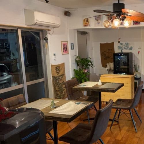 料理の美味しさを引き立てるテーブル席は、落ち着いた照明と心地よい距離感が魅力。ゆったりと座れる空間が、料理の香りや味わいをより深く感じさせ、特別な時間を自然と演出します。大切な食事をより豊かに楽しめる席です。