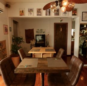 特別な日にぴったりなテーブル席は、落ち着いた照明と上質な空間が魅力。大切な人とゆっくり語り合える距離感で、料理の美味しさもより一層引き立ちます。記念日や特別な食事にふさわしい、心に残るひとときを演出します。