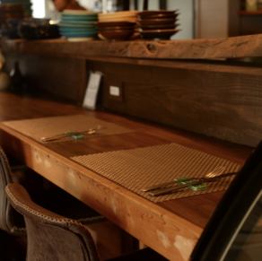 料理が生まれる瞬間を間近で感じられる特等席。シェフの手仕事や香りが五感を刺激し、一皿への期待が高まります。食事の時間がより豊かで特別なひとときに変わります。