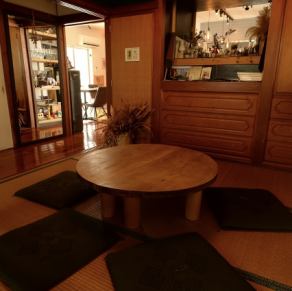 お子様連れでも安心して過ごせる、ゆったりとした座敷をご用意しています。周りを気にせず食事や会話を楽しめる落ち着いた空間で、小さなお子様と一緒に家族の大切な時間をゆっくり過ごせる、温かみのある人気のお席です。