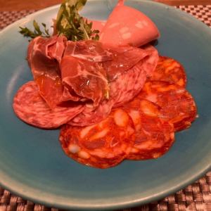 生ハム・サラミの盛合わせ