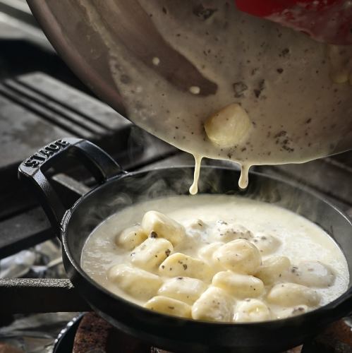 トリュフ香る　じゃがいものニョッキ　ゴルゴンゾーラソースのオーブン焼き