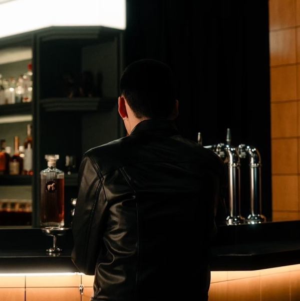 落ち着いた暗い照明が漂うシックな空間は、リラックスした雰囲気を演出します。大人びた若者と若々しい大人が集まり、賑やかな会話が響く場所です。友人との楽しい時間や特別なひとときを過ごすのにぴったり。洗練された空間で、心地よい時間をお楽しみください。あなたの大切なひとときを、より素敵に彩ります。