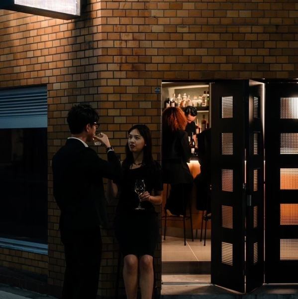 虎ノ門の夜中まで営業しているお店は、周囲の店が閉まる中、ひと際異彩を放つ存在です。「こんな場所にこんな店が!」という驚きとともに、深夜の賑わいを楽しむことができます。隠れ家的ではないものの、独特の異様な雰囲気が魅力◎訪れる人々に特別な体験を提供します。心温まるひとときをお楽しみください。