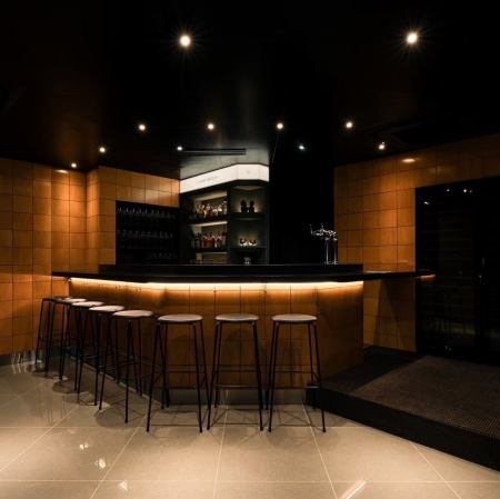 暗めの雰囲気に光が目を引く店内。カウンター席を中心にご用意しております
