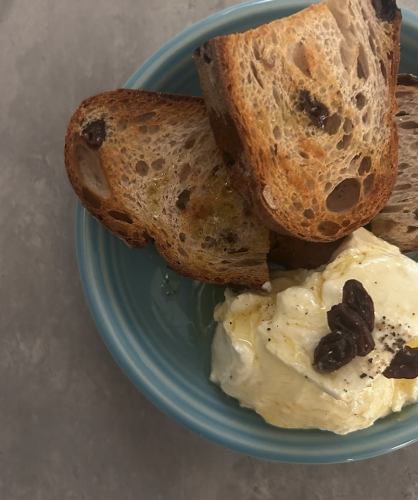 ハニークリームチーズとレーズンブレット