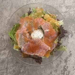生ハムと半熟卵のビスマルク風サラダ