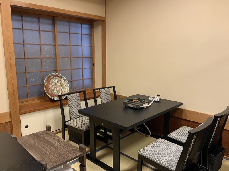 When you enter the shop, you will find a counter seat on your left and a table seat (zashiki) as shown in the photo from your right to the back.There is a stove on the table, so you can enjoy the hot pot on the spot! It is recommended for customers who want to enjoy food and sake slowly with a perfect atmosphere ♪