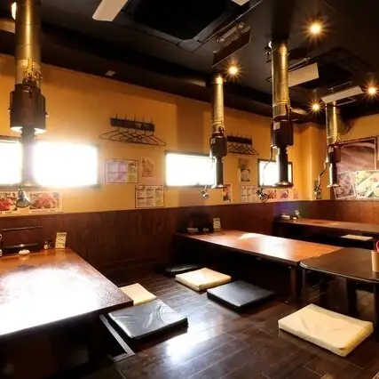 店内は木の温もりを感じる落ち着いた雰囲気で、七輪の香ばしい香りが広がります。アクセスも良好で、気軽に立ち寄れる立地が魅力◎オーナーのこだわりが詰まったサービスと、丁寧な接客でお客様をお迎えします。特別な日や普段の食事にも利用しやすい空間で、心地よい時間をお過ごしください☆