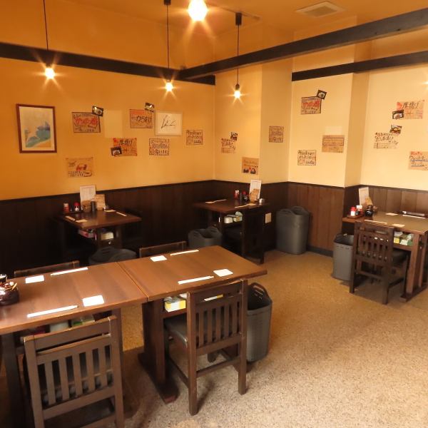 当店はアットホームな雰囲気が漂う居心地の良い空間です。笑顔の絶えないスタッフが温かくお出迎えし、手書きのポップが店内を彩ります。リラックスできる環境を心掛けており、友人との食事や家族との団らんに最適です。温かみのある空間で、楽しいひとときをお過ごしください。皆様のご来店を心よりお待ちしております。