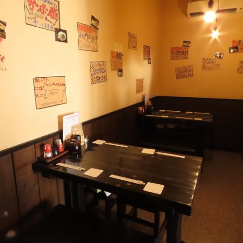 【テーブル席 4×3】少人数のグループやご家族との食事にぴったりな4名様掛けテーブル席をご用意しております。アットホームな居酒屋の雰囲気を楽しみながら、リラックスしたひとときをお過ごしいただけます。居心地の良い空間で、会話を楽しみつつ、当店自慢の料理やお酒をごゆっくりとご堪能ください。