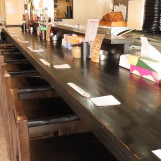 【カウンター席 1×8】最寄駅から徒歩圏内に位置し、仕事帰りにサク呑みを楽しむのに最適なカウンター席はお一人様でも気軽にご利用できます。新鮮な料理を目の前で味わいながら、リラックスしたひとときをお過ごしください。お一人様から少人数グループまで、幅広く対応可能ですので、ぜひお気軽にお越しください。