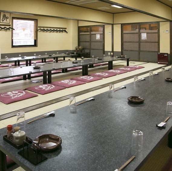 我們提供各種類型的房間，從可以在安靜氛圍中放鬆身心的吧台座位到大型宴會廳，應有盡有。除了設有下沉式座椅的完全私密房間，讓您可以放鬆身心而無需擔心他人之外，我們還有一個可容納多達 70 人的榻榻米房間。我們會根據人數和您的目的，為您安排最合適的座位，請您放鬆身心，享受美好時光。