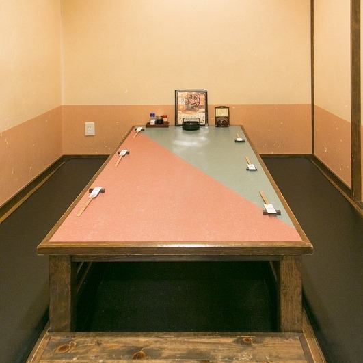 我們提供可容納兩人或多人團體的私人私人房間。在私密的環境中享用您的餐點，非常適合商務晚宴、招待客戶、慶祝活動等。請不要猶豫，諮詢我們。