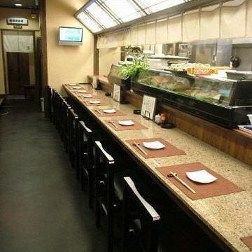 開放式吧台有9個空位。這裡非常適合下班後獨自一人來喝一杯，或輕鬆與朋友聊天。您可以一邊享用新鮮烹調的菜餚，一邊觀看廚師在您面前烹飪。