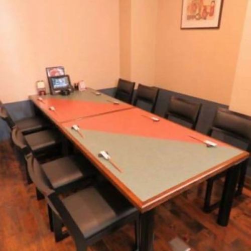 【私人包廂:可容納 4 至 8 人】這是一個完全私密的包廂,配有椅子,您可以在包廂內無需脫鞋即可使用。這個格外舒適的空間非常適合各種聚會,能為您的派對營造溫馨友善的氛圍。我們樂意根據人數和用途靈活調整佈局,所以如果您想使用我們的服務,請隨時與我們聯繫。