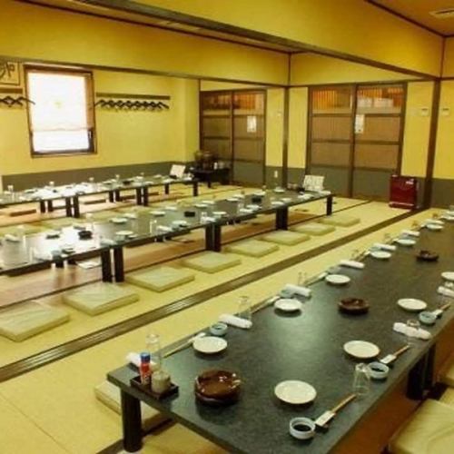 【私人包廂:可容納 20 至 70 人】我們的私人私人房間最多可容納 20 人,拆除隔間後,可容納多達 70 人的大型宴會。從公司聚會(如迎新會和歡送會)到各種活動,我們將引導您找到適合您團體規模的完美場地。沉浸在瀨戶內地區的風味之中,享受片刻的團聚。