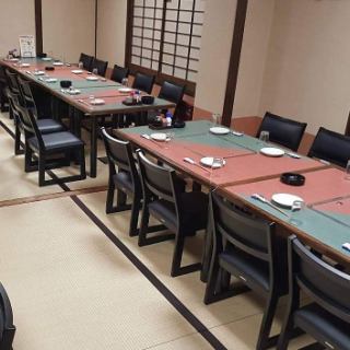 【私人包廂:可容納 15 至 40 人】二樓的榻榻米房間已改建為配備椅子的更舒適的私人包廂。設計最大限度地減少了腿部和腰部的壓力,因此穿著和服的人或老年客人可以安心地放鬆身心,享受在這裡的時光。我們將以真誠的款待,為您打造難忘的特別日子體驗。