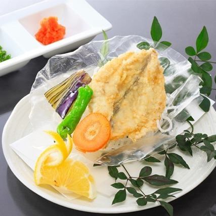 品嚐四國當地美食，如贊岐傳福炸魚塊和土佐鰹魚刺身。