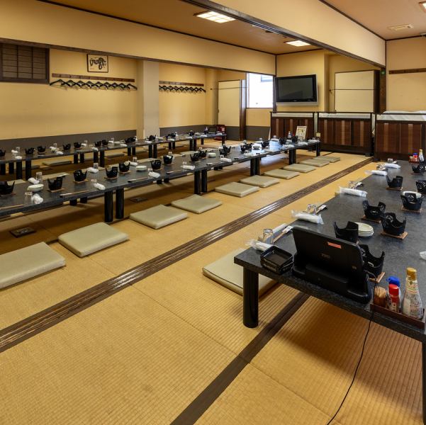【最大70名様対応！多彩な席をご用意】落ち着いた雰囲気でお寛ぎいただけるカウンター席から、大規模な宴会に最適な最大70名様収容の大広間まで様々なお部屋をご用意しております。周りに気兼ねなく過ごせる掘りごたつタイプの完全個室も完備。お客様の人数や用途に合わせ、最適で快適なお席へと丁寧にご案内いたします。