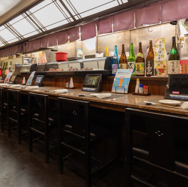【臨場感抜群！オープンカウンター9席】店内にはお一人様でのサク飲みやカップルでのデートに最適なオープンカウンターを9席ご用意。仕事帰りにふらっと立ち寄るのもおすすめです。目の前で調理される臨場感溢れる様子を眺めながら、出来立て熱々の絶品海鮮料理と旨い酒をご堪能ください。