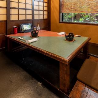 【完全個室：2名様～20名様まで】小規模から中規模の宴会までご利用できる掘りごたつの個室を完備。和の趣あふれるお部屋は、各種宴会はもちろん、大切な取引先を招いてのご会食や、お食い初めなどのお祝いの場にも最適。季節の宴会などの中規模な宴会でも、周囲を気にせず、ゆったりとお過ごしいただけます。