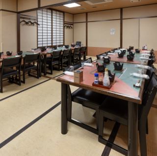 【完全個室：15名様～40名様まで】2階のお座敷が、より快適にお寛ぎいただける椅子タイプの個室へとリニューアルいたしました。足腰への負担が少ない設計ですので、お着物の方やご年配のお客様も安心してお過ごしいただけます。 大切な日のひとときを真心込めたおもてなしで演出いたします。