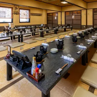 【完全個室:20名様~70名様まで】20名様までご利用いただける個室は、仕切りを外すことで、最大70名様までの大規模なご宴会にも対応可能です。歓迎会・送別会などの会社宴会から各種イベントまで、人数に合わせた最適な空間をご案内いたします。瀬戸内の味覚を囲む一体感のあるひとときをお楽しみください。