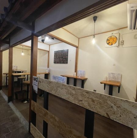 お仲間同士で気軽に楽しめる立ち飲み席として3名様用を1卓ご用意！「日本酒三種飲み比べセット」もぜひお試しください♪