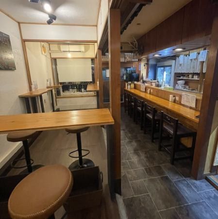 4名様用の立ち飲み席もございます♪落ち着いた雰囲気の店内でゆったりとお楽しみください！