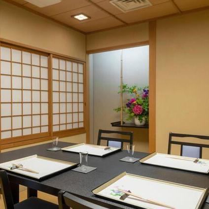 【接待/顔合わせに。個室席を完備】接待などのビジネス利用、ご家族様同士の顔合わせに最適です。テーブル席はご高齢の方でもご利用しやすく、居心地の良い個室席でゆっくり会話と御食事をお楽しみ下さい。