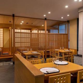 お気軽に楽しめるテーブル席。7名様以上でのご予約時はお問い合わせください。