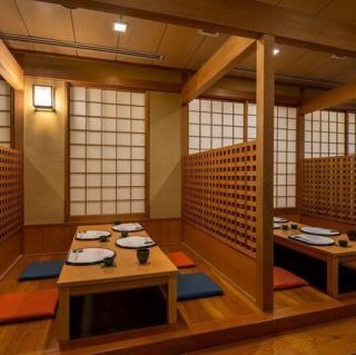 掘りごたつのある半個室席。プライベート感を保ちつつお楽しみいただけます。
