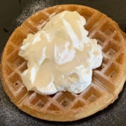 ワッフル生クリーム乗せ