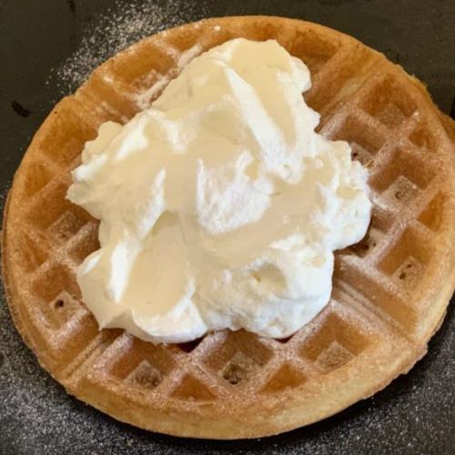ワッフル生クリーム乗せ